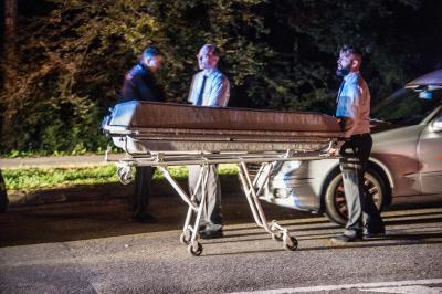 Rudersberg: Pkw kommt von Fahrbahn ab und landet 80 Meter im Wald - Fahrer verbrennt in Fahrzeug